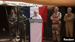 Menteri Pertahanan Perancis, Jean-Yves Le Drian memberikan sambutan di depan pasukannya di basis perkemahan militer di Gao, Mali (7/3).