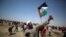 Palestinci gađaju kamenicama izraelski vojnike tokom protesta na granici Gaze, 15. maja 2019. 