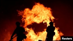 소방관들이 25일 로스앤젤레스 북부 지역에서 산불을 진압하고 있다. 