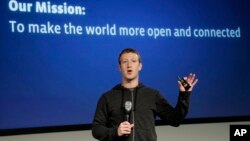 El fundador de Facebook, Mark Zuckerberg habla sobre Internet.org, desde sus oficinas en Menlo Park, California.