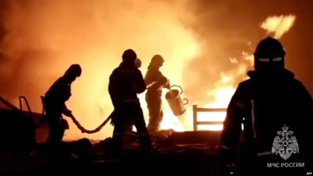 Na fotografiji napravljenoj od video snimka ruskog Ministarstva za vanredne situacije, vide se vatrogasci koji se bore sa požarom na benzijskoj pumpi u Makačkali, Dagestan, Ruska Federacija, 14. avgusta 2023.