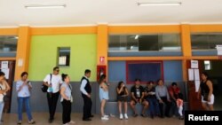 Peruanos hacen fila para votar en Lima, Perú, durante las elecciones para un nuevo Congreso luego que el presidente Martín Vizcarra, cerró el parlamento anterior durante una disputa con la oposición. Enero 26, 2020. Foto: Reuters.