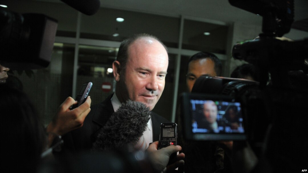 Australian Ambassador Greg Moriarty (C) is surrounded by journalists upon his arrival after being summoned to the Indonesian foreign ministry, Nov. 1, 2013.