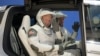 داگلس هرلی، دست چپ و رابرت بنکین در لباس‌های فضانوردی اسپیس‌اکس