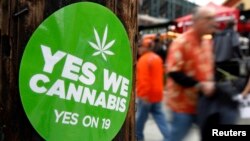 Un rótulo apoya la legalización de la marihuana.