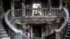 资料照片：毁于战火的马里乌波尔剧院内部，此时该城市已被俄罗斯占领。(2022年4月4日)