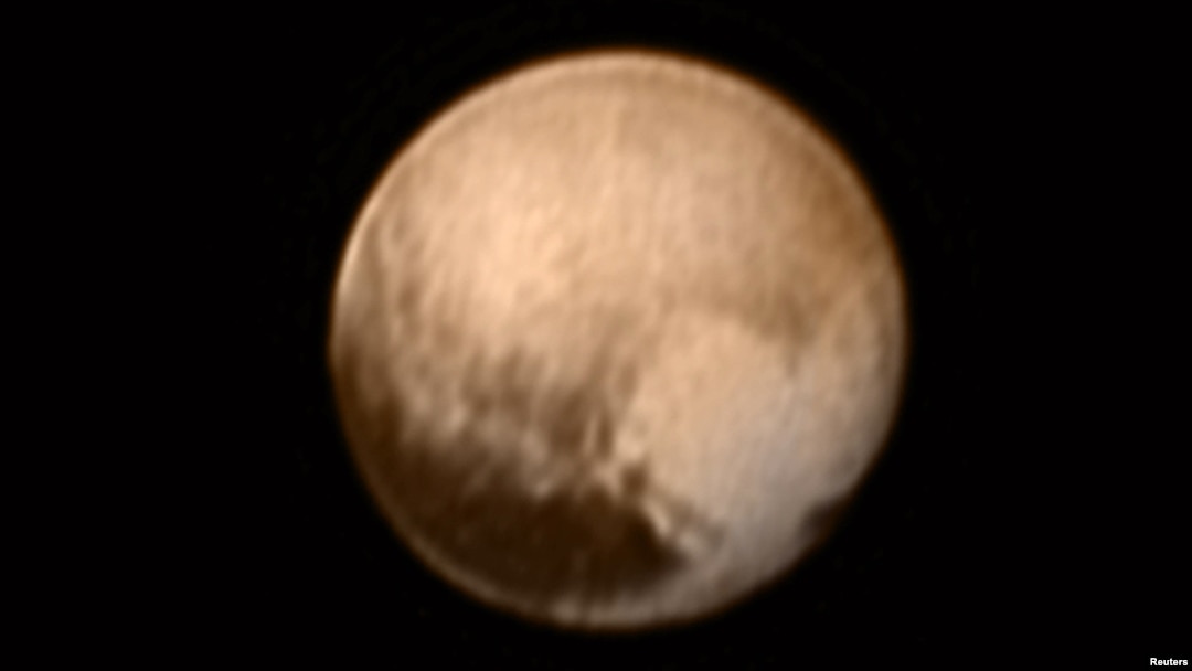 Pluto dalam gambar yang diambil dari pesawat New Horizons (7/7). 