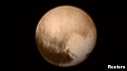 Pluto dalam gambar yang diambil dari pesawat New Horizons (7/7). 