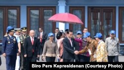 President Joko Widodo di Pangkalan Udara Halim Perdanakusuma di Jakarta, 10 November 2017. Jokowi meminta Mabes Polri menghentikan penyidikan terhadap pimpinan KPK bila tidak ditemukan bukti kuat.