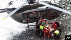 Foto yang dirilis kantor berita pemerintah Andina, memperlihatkan para penyelamat sedang mengevakuasi korban luka dari lokasi kecelakaan di Pasamayo, Peru, 2 Januari 2018.