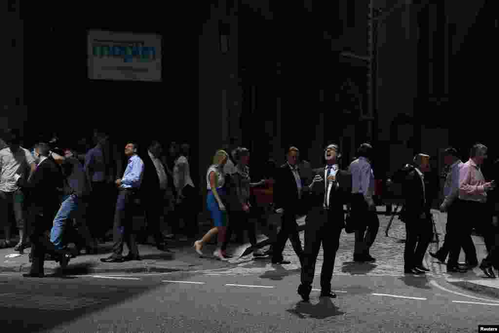 لندن میں 37 منزلہ عمارت کے شیشوں سے منعکس ہونے والی سورج کی شعاعیں شدید حدت کا باعث بن کر گرد نواح کی دکانوں اور عمارتوں کو نقصان پہنچا رہی ہیں۔