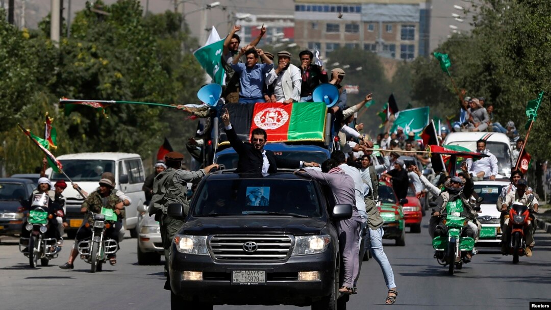 Protes di Kabul, Afghanistan untuk mendukung kandidat presiden Abdullah Abdullah (27/6), berdasarkan adanya dugaan kecurangan massal dalam pemilihan presiden. (Reuters/Omar Sobhani)