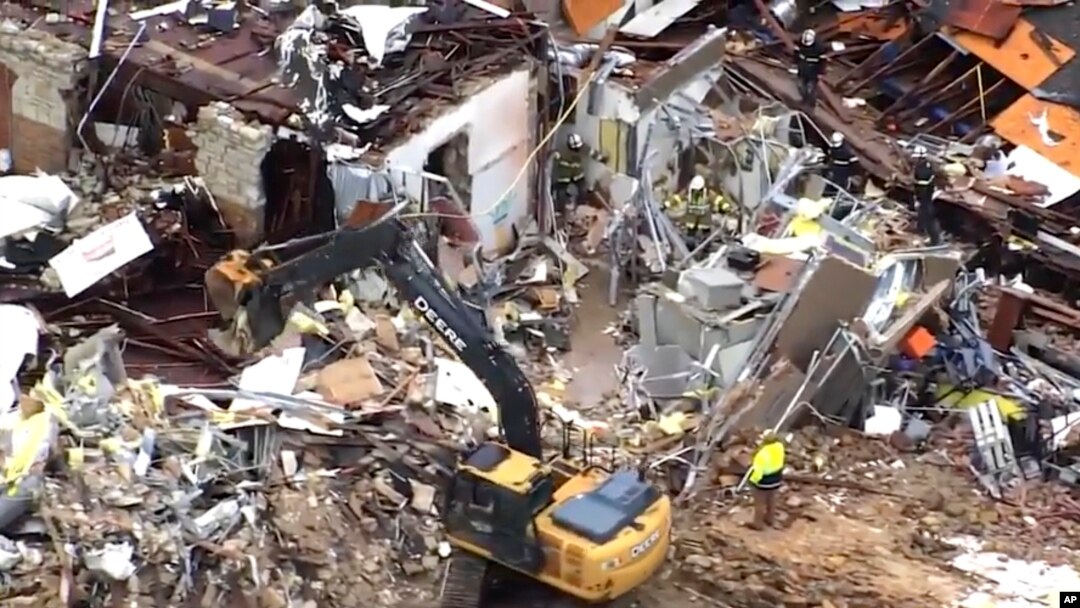 ARCHIVO - Esta imagen tomada de un vídeo proporcionado por KOCO muestra a un equipo trabajando en la limpieza de escombros causados por un tornado en Sulphur, Oklahoma, el domingo 28 de abril de 2024.