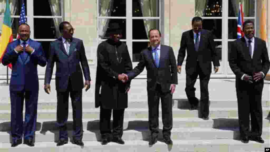 Shugaban Najeriya Goodluck Jonathan da Shugaban Faransa Francois Hollande a wajen Taro kan Tsaro a Najeriya, a Zauren Elysee a Paris, 17 ga, Mayu 2014.