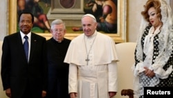 Le Pape François, le président camerounais Paul Biya et sa femme Chantal, au Vatican, le 23 mars 2017.