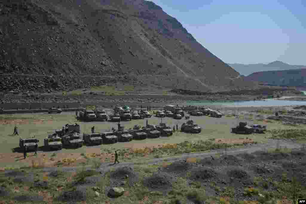 Los veh&#237;culos humvee armados de las fuerzas de seguridad afganas se muestran a lo largo de un camino en la provincia de Panjshir en Afganist&#225;n el 15 de agosto de 2021.