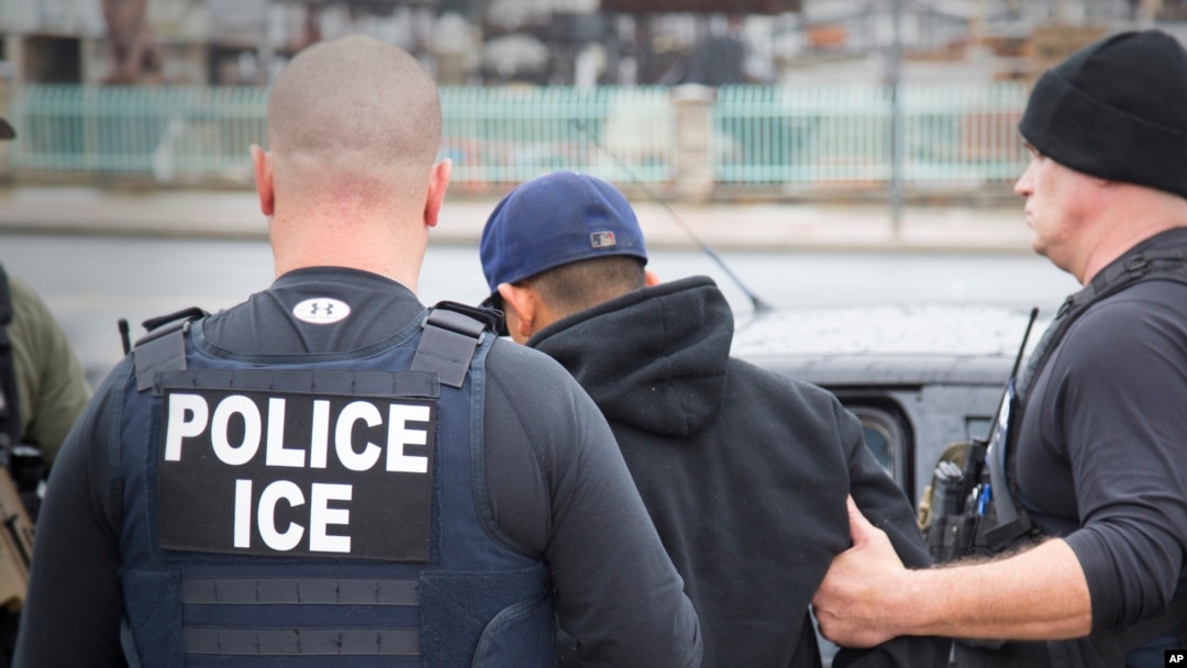 Polisi Imigrasi AS (ICE) menangkap warga negara asing dalam sebuah operasi penangkapan warga asing ilegal di Los Angeles, 7 Februari 2017. 