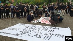 Aksi solidaritas Mahasiwa UNS Solo di Rektorat UNS menuntut pengungkapan kasus kematian peserta Diksar Menwa, pekan lalu. (Foto: VOA / Yudha Satriawan)