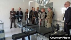 지난 2011년 10월 방북 당시 북한의 한 의료시설을 방문한 유럽의회 의원들. 유럽의회 제공.