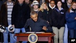 Barack Obama firmó la orden durante una visita a la planta de acero Mon Valley Works, en Pennsylvania.