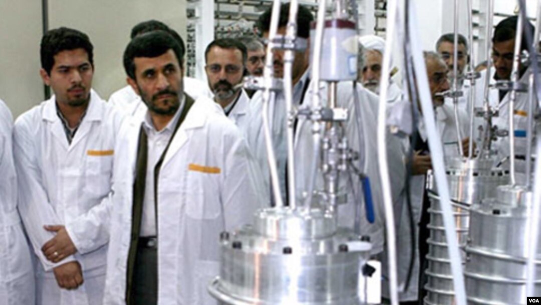 Presiden Mahmud Ahmadinejad saat berkunjung ke salah satu fasilitas nuklir Iran (foto dokumentasi).