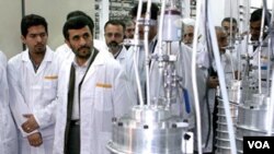 Presiden Mahmud Ahmadinejad saat berkunjung ke salah satu fasilitas nuklir Iran (foto dokumentasi).