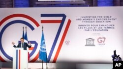 Presiden Perancis Emmanuel Macron saat menyampaikan pidato di kantor UNESCO, Paris, Perancis, 5 Juli 2019.