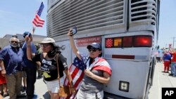 Manifestan ki t ap pwoteste samdi 23 jen 2018 la. Yo te kanpe devan yon sant ki trete dosye imigran nan vil McAllen, nan Eta Tekzas, e yo te bloke deplasman yon otobis ki t ap transpòte timoun Sèvis Imigransyon te separe avèk fanmi yo, nan vil McAllen, nan Eta Tekzas, tou pre fwontyè amerikano-meksiken an. (Foto: 23 jen 2018).
