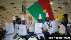 Une photographie des médaillés de bronze, à Ouagadougou, Burkina Faso, le 4 mars 2017. (VOA/Issa Napon)