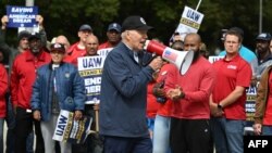 Presiden AS Joe Biden berpidato di depan anggota serikat pekerja United Auto Workers (UAW) yang mogok di luar pabrik General Motors di kota Belleville, Michigan, Selasa 26 September 2023.