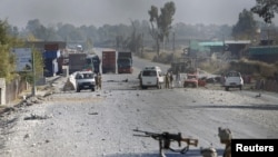 Área del atentado en la ciudad de Jalalabad. La OTAN no ha entregado información de los heridos en el ataque.