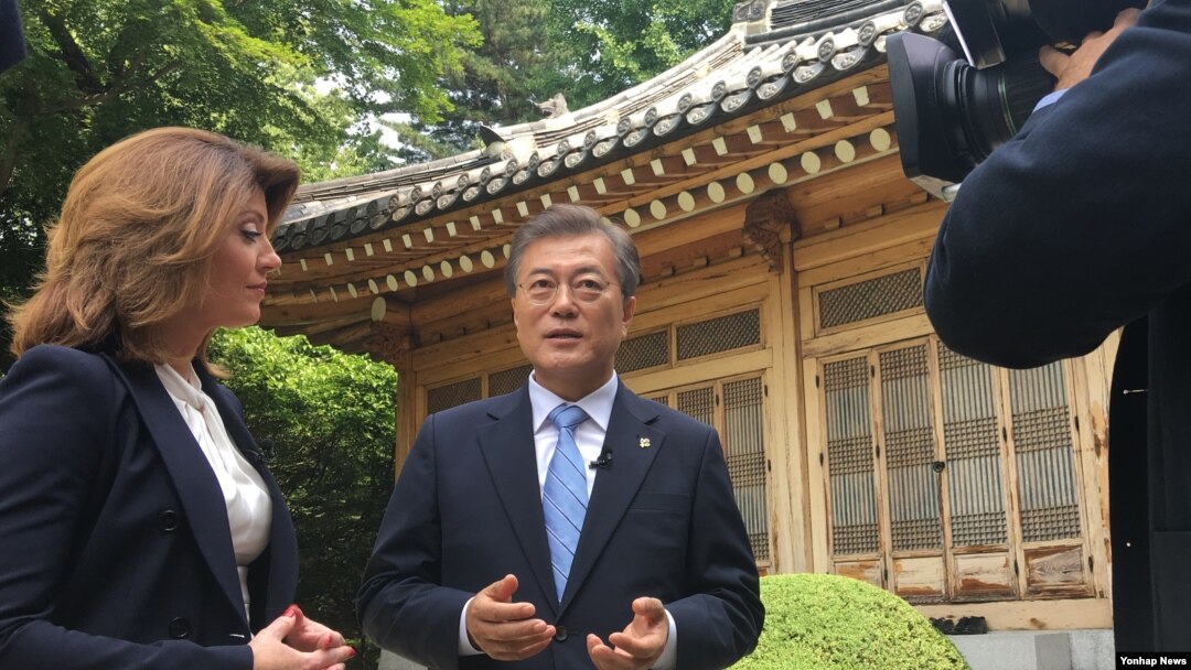 문재인 한국 대통령이 20일 오전 청와대에서 미국 CBS 디스 모닝(This Morning)과 인터뷰를 하고 있다. 청와대 제공.