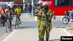 La police a déployé dès samedi des forces anti-émeutes, avec des canons à eau, à travers Dar es Salaam, dissuadant tout rassemblement d'ampleur lundi.