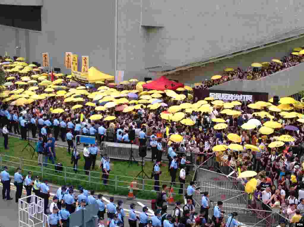 港人重返政總紀念雨傘運動一周年（美國之音海彥拍攝） 