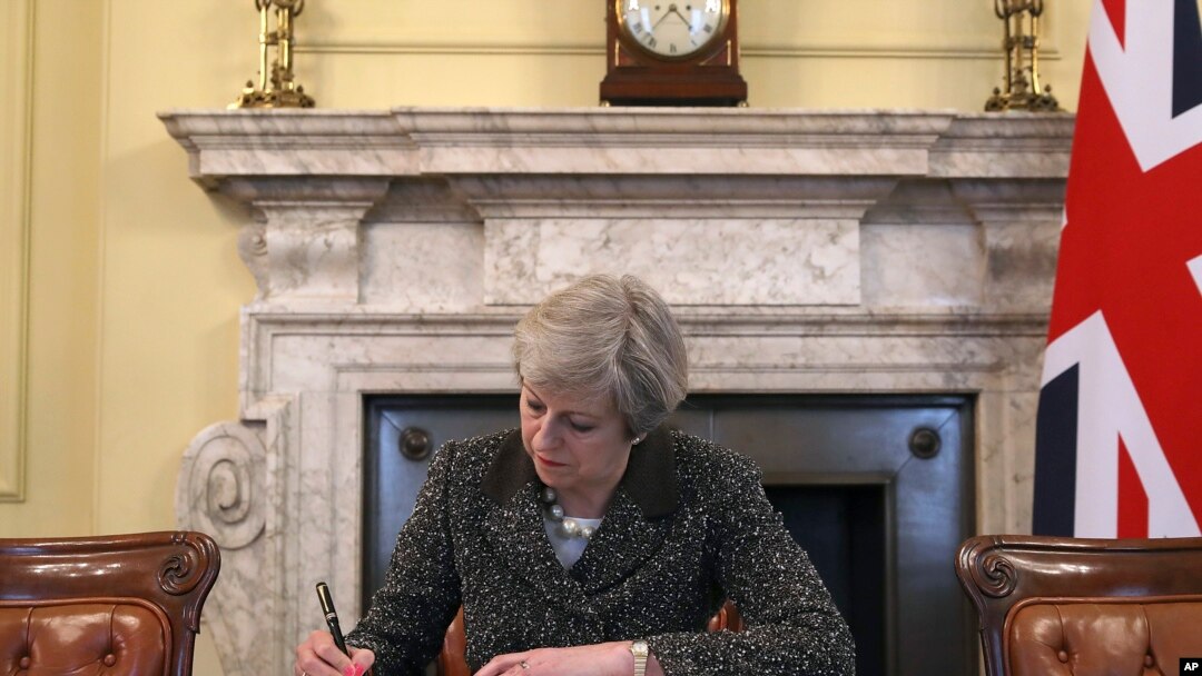 Thủ tưởng Anh Theresa May ký công hàm gửi Chủ tịch Hội đồng châu Âu hôm 28/3/2017, kích hoạt Điều 50 