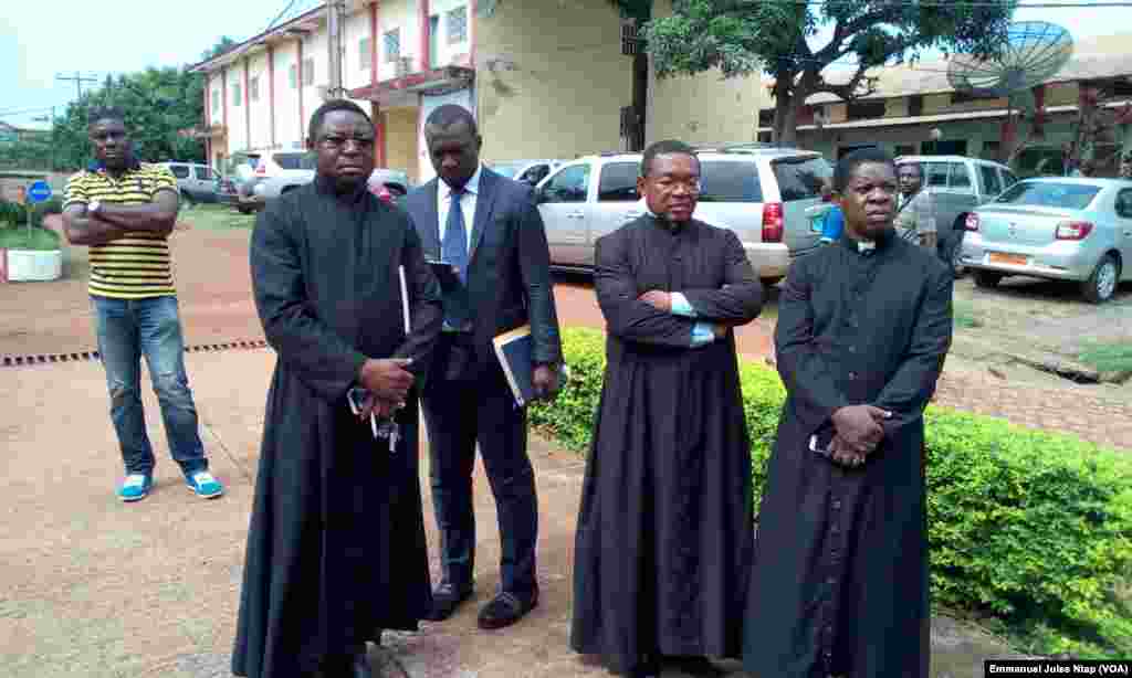 JEUDI. Quelques membres du clergé éprouvés ont assisté au point de presse, le 14 juin 2017 à Yaoundé.&nbsp;L'évêque catholique camerounais Jean Marie Benoît Bala, dont le corps a été repêché le 2 juin dans un fleuve du centre du pays, "a été brutalement assassiné", ont affirmé les évêques camerounais dans une déclaration. Lire la suite ici :&nbsp;L'évêque retrouvé mort a été "brutalement assassiné" au Cameroun