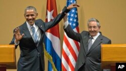 Presiden AS Barack Obama dan Presiden Kuba Raul Castro dalam pertemuan 21 Maret 2016, ketika hubungan AS-Kuba membaik (foto: dok). 