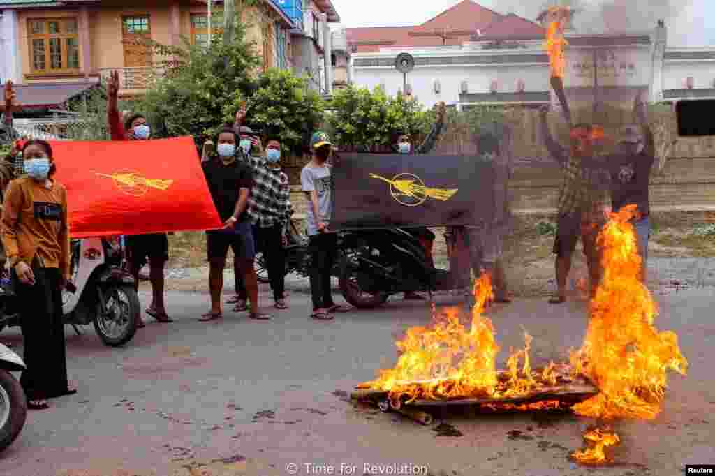 မန္တလေးမြို့မှာ စစ်ခေါင်းဆောင် ဗိုလ်ချုပ်မှူးကြီးမင်းအောင်လှိုင် ဓာတ်ပုံနဲ့ အခေါင်းပုံလုပ်ပြီး မီးရှို့ဆန္ဒပြတဲ့မြင်ကွင်း။ (ဇူလိုင် ၃၊ ၂၀၂၁)