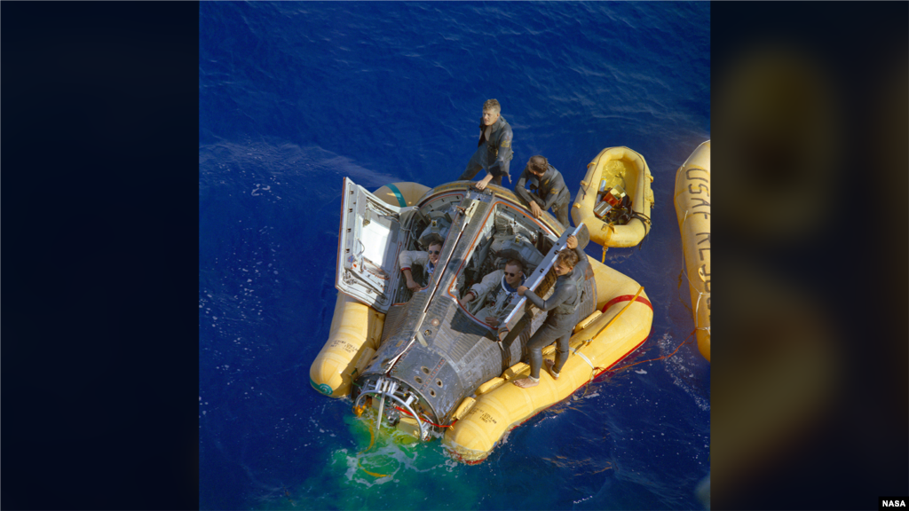 17 марта 1966 года самая сложная часть миссии &laquo;Джемини-8&raquo; для Нила Армстронга уже была позади. На этом снимке мы видим, как Дэвид Скотт (слева) и Нил Армстронг (справа) дожидаются прибытия судна, которое сможет доставить их к побережью.&nbsp; Миссия оказалась успешной. Скотт и Армстронг смогли осуществить первую в истории стыковку двух космических кораблей (&laquo;Джемини-8&raquo; состыковался с ракетой-целью &laquo;Аджена&raquo;). Однако полет чуть было не обернулся трагедией: во время стыковки двигатель мишени неожиданно включился, из-за чего связка двух аппаратов начала вращаться. Экипаж был вынужден отстыковаться от &laquo;Аджены&raquo;, что только увеличило вращение корабля. Пытаясь бороться с колоссальными перегрузками и находясь на грани потери сознания, Армстронг успел включить ручное управление посадочных двигателей и погасить вращение.