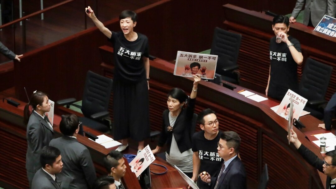 林鄭月娥立法會施政報告被抗議聲打斷