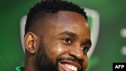 Cedric Bakambu sourit lors de sa présentation en conférence de presse avec son équipe de Beijing Guoan, Pékin, le 1er mars 2018