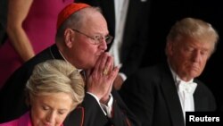 La candidate démocrate à la présidentielle américaine Hillary Clinton, à gauche, et son rival républicain, Donald Trump, à droite lors du dîner de bienfaisance de la Fondation commémorative Alfred E. Smith aux organismes catholiques à New York, États-Unis, 20 octobre 2016. 