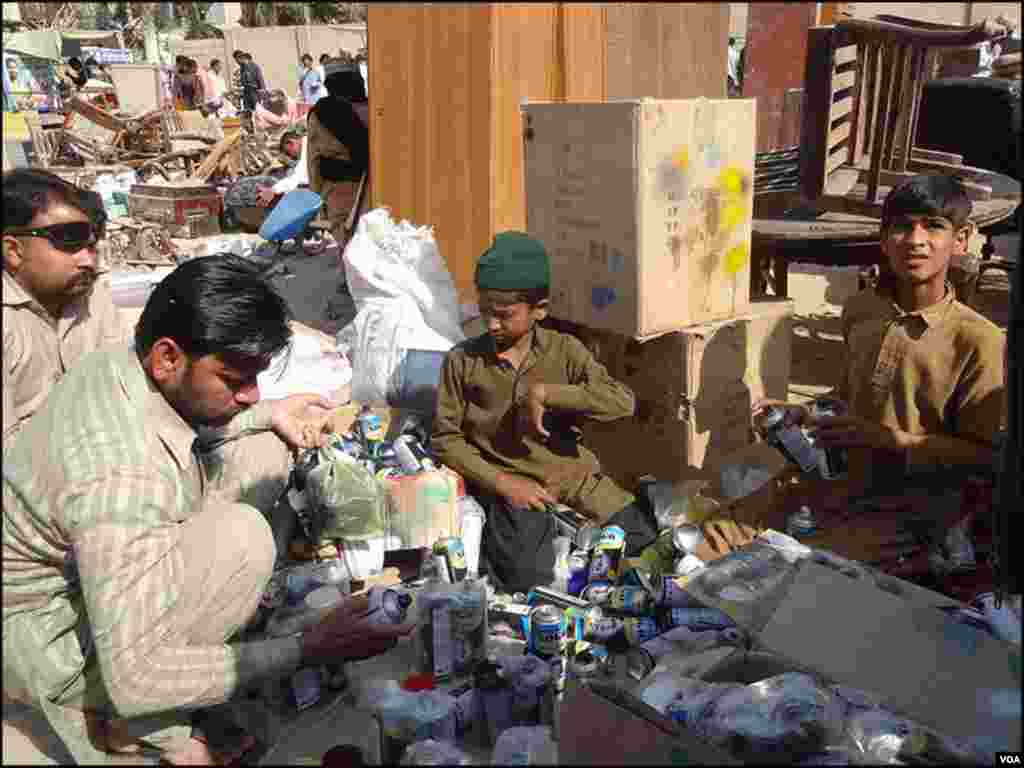 استعمال شدہ اشیا کے علاوہ مختلف کمپنیوں کے مسترد کردہ یا کم تر معیار کی اشیا بھی اس بازار میں دستیاب ہوتی ہیں۔