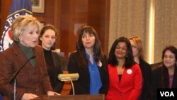 La senadora demócrata Barbara Boxer de pie por la reforma migratoria junto a la activista Dolores Huerta.