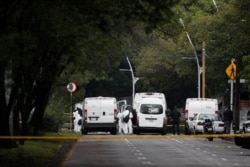 Investigadores forenses y policías trabajan en el lugar donde el secretario de seguridad, Omar García Harfuch, fue atacado por hombres armados en la madrugada en la Ciudad de México, el viernes 26 de junio de 2020.