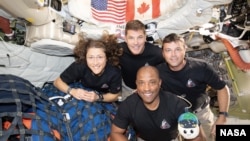 아르테미스 2호 승무원들(왼쪽부터 시계방향으로 크리스티나 코치, 제러미 핸슨, 리드 와이즈먼, 빅터 글로버)이 귀환 중 오리온 우주선 내부에서 무중력 지시 인형 ‘라이즈(Rise)’와 함께 기념 촬영을 하고 있다. 승무원들은 2026년 4월 6일 달 뒷면을 선회한 뒤 7일 달의 중력 영향권을 벗어나 현재 지구로 귀환 중이며, 4월 10일 태평양에 착수할 예정이다.