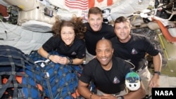 阿尔忒弥斯二号任务机组人员(从左起顺时针)克里斯蒂娜·科赫(Christina Koch)、杰里米·汉森(Jeremy Hansen)、里德·怀斯曼(Reid Wiseman)和维克多·格洛弗(Victor Glover) 在猎户座飞船上与他们的零重力指示玩偶“Rise”合影。(2026年4月7日)