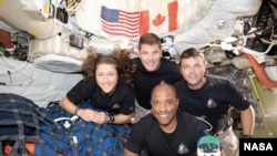 Çar asmangerên tîma Artemis II.