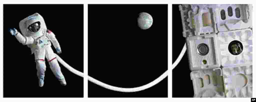 摄影艺术家威廉.韦格曼(William Wegman)的两条标志狗装扮成宇航员模样，分别进行太空行走和从空间站的一扇窗户中往外瞅。