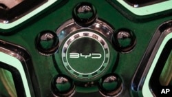 中国电动汽车比亚迪在德国埃森汽车展上展出的汽车车轮标识。（2023年12月1日）